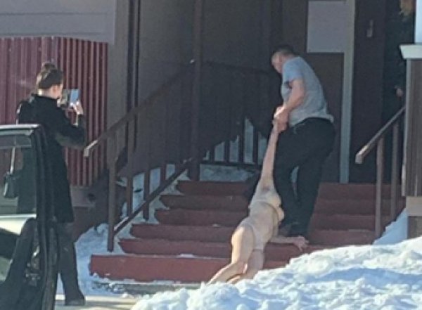 На Сахалине раздетую женщину проволокли по лестнице на глазах множества свидетелей