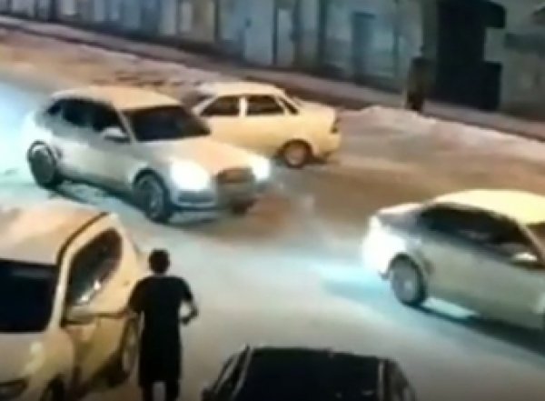 В Перми взбесившаяся машина завелась и кружила по двору, сбивая другие авто (ВИДЕО)