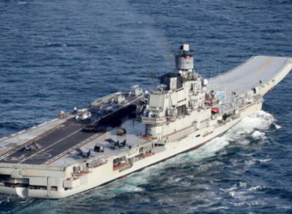 На горящем в Мурманске крейсере «Адмирал Кузнецов» пострадали три человека (ВИДЕО)