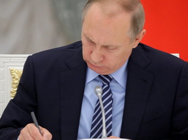 Путин подписал закон о расширении списка СМИ-иноагентов