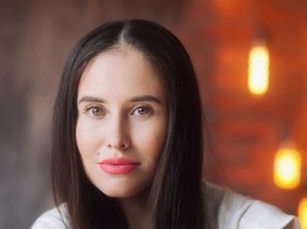 Изуродованная косметологами звезда Уральских пельменей Юрьева показала новое лицо на видео
