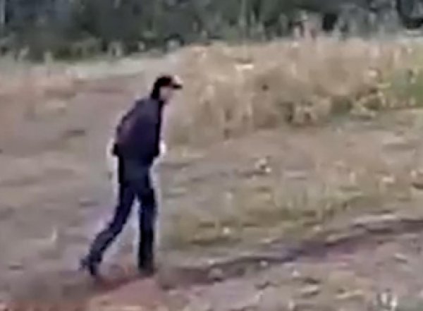 СКР опубликовал видео подозреваемого в убийстве двух девушек на Урале, обещая 1 млн за его опознание