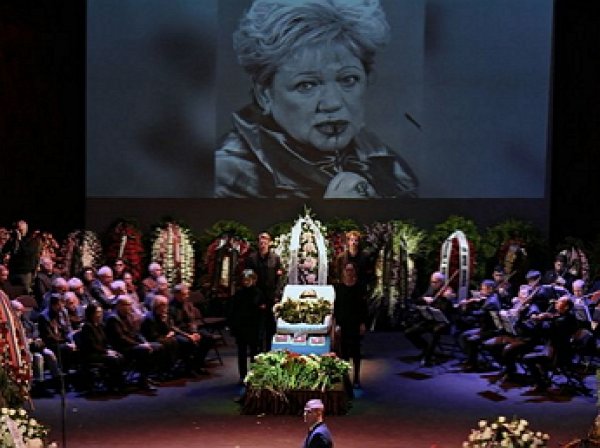 На похоронах Галины Волчек Наине Ельциной стало плохо