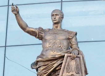 В Сети нашли римскую статую Путина на торговом центре в Санкт-Петербурге