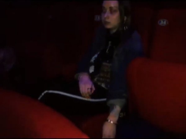 Зрительница последнего сеанса в киноцентре "Соловей" приковала себя наручниками в знак протеста