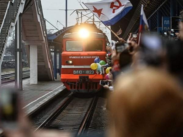 Пассажиры первого поезда в Крым попали на «Миротворец»