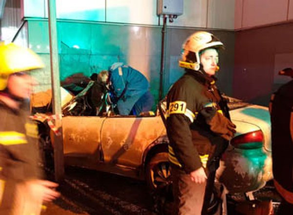 В Москве автомобиль врезался в станцию МЦК: трое погибших. Момент аварии попал на видео