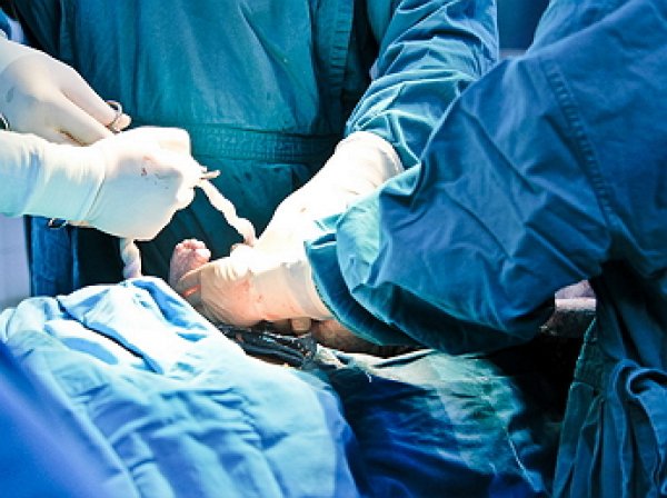 «Меньше надо дергаться»: в российском роддоме новорожденной порезали лицо