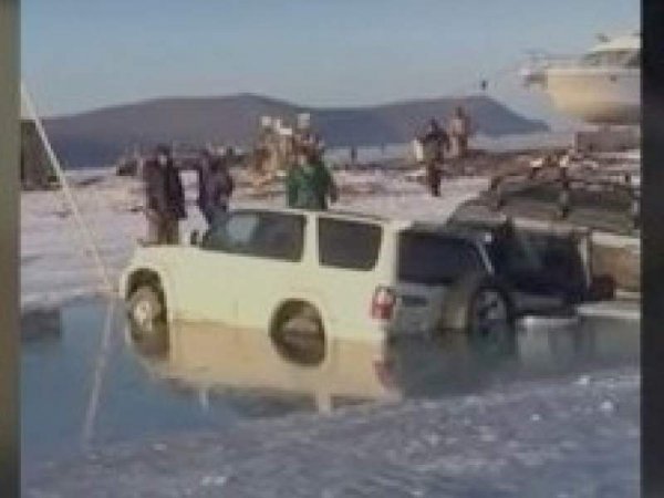 Во Владивостоке около 30 автомобилей провалились под лед