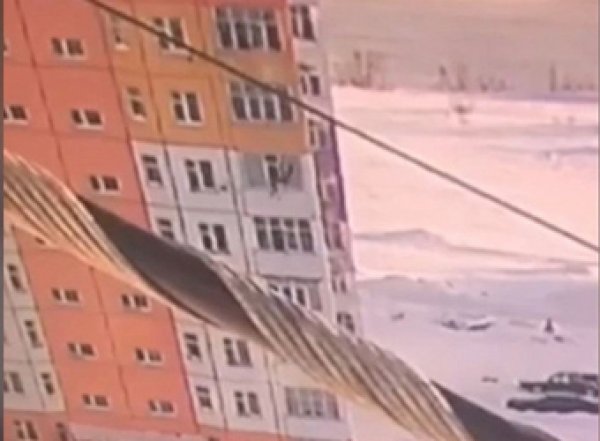 В Югре упавшая с 9 этажа россиянка встала и пошла (ВИДЕО)