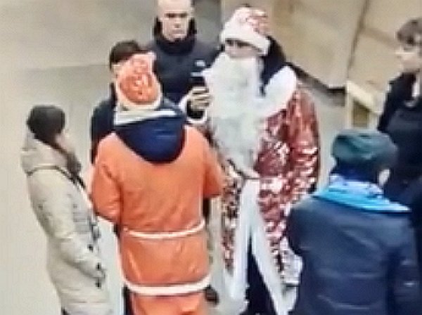 Новогодний рэп-баттл с Дедом Морозом в питерском метро перерос в драку со стрельбой (ВИДЕО)