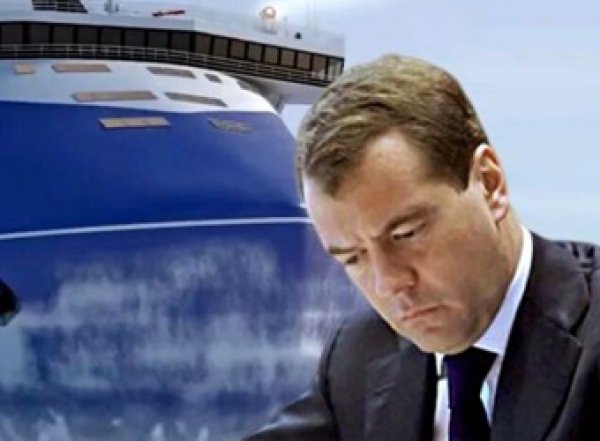 Стало известно, на что Медведев распорядился потратить 127 млрд рублей перед своей отставкой