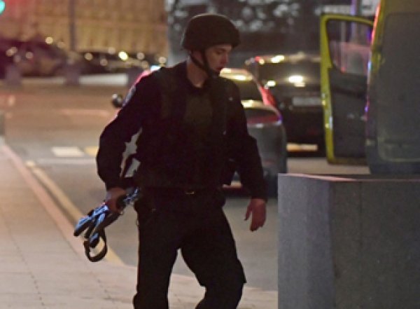 ФСБ уволило авторов фото и видео стрельбы на Лубянке