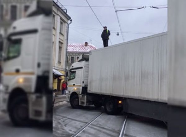 Водитель фуры и отец семерых детей перекрыл улицу в Москве из-за бедности (ВИДЕО)