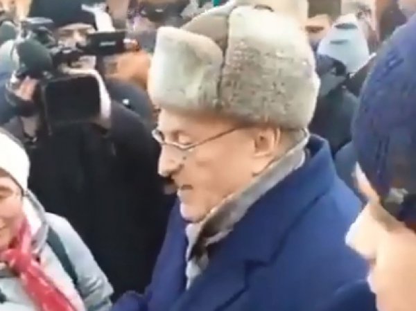"Сироты, крепостные, холопы": Жириновский унизил россиян, раздавая прохожим деньги (ВИДЕО)