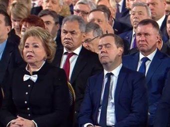 Будить не станут, перенесут в другое кресло: спящий на послании президента Медведев стал мемом (ВИДЕО)