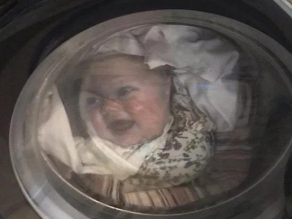 СМИ нашли объяснение страшному кадру с младенцем из стиральной машинки