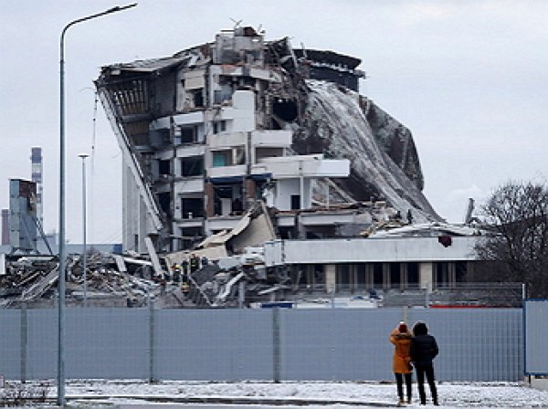 Резал крышу, на которой стоял: обрушение крыши спорткомплекса в Санкт-Петербурге попало на видео
