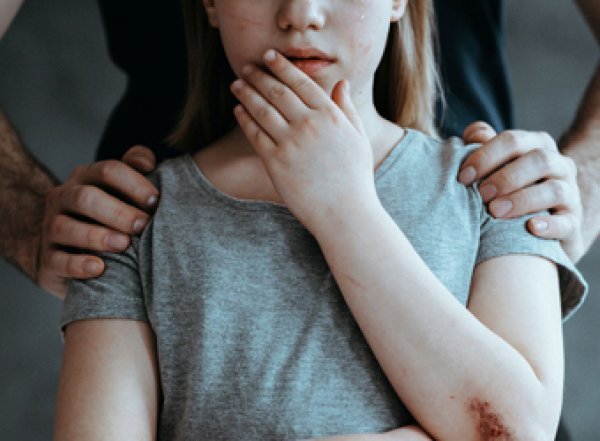 В Сочи мужчина изнасиловал в автобусе 10-летнюю девочку