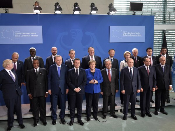 Меркель и Макрон в Берлине потеряли Путина на церемонии фотографирования: конфуз попал на видео