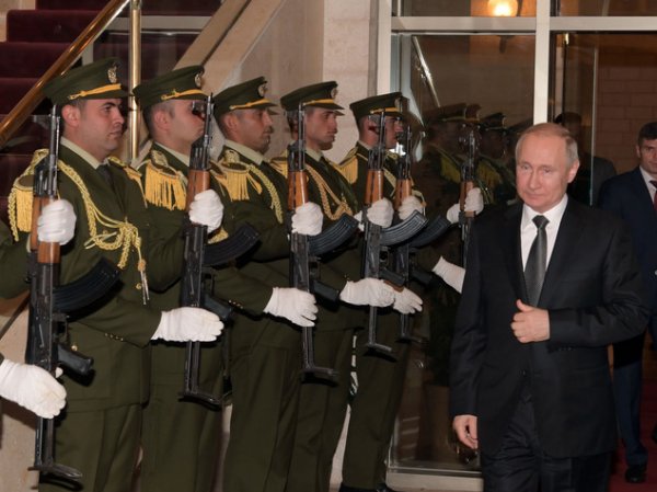 Путин надел на голову офицера караула слетевшую фуражку (ВИДЕО)