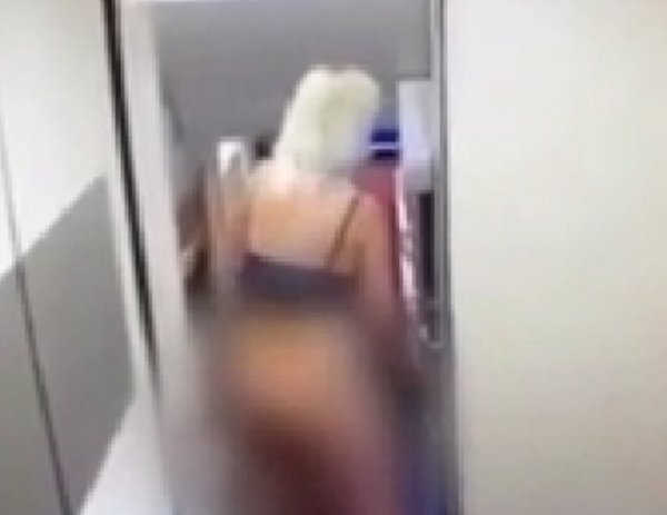 Полуголая пьяная мать выбросила 10-месячную дочь в туалет поезда (ВИДЕО)