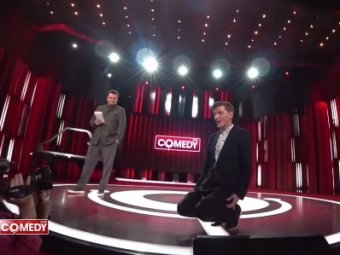 Павла Волю заставили на коленях публично извиняться со сцены Comedy Club (ВИДЕО)