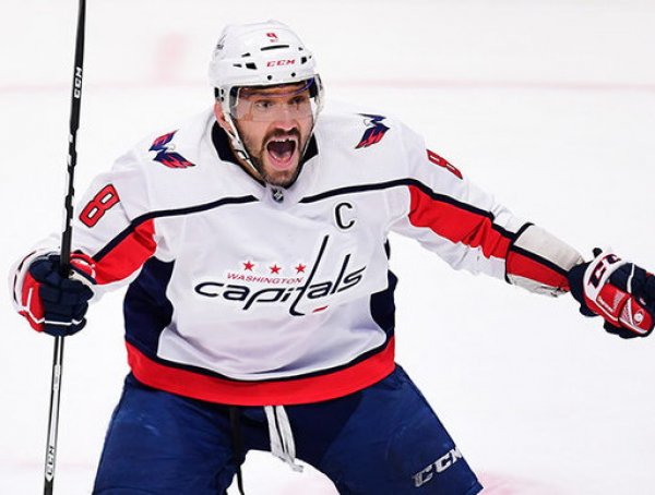 Овечкин забросил 700-ю шайбу в НХЛ: игроки "Вашингтона" высыпали на лед поздравить капитана