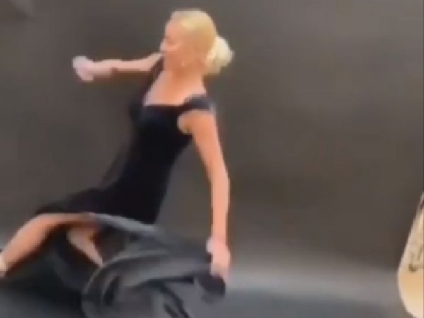 "Довыпендривалась": Волочкова поскользнулась на платье и рухнула на пол перед камерой (ВИДЕО)