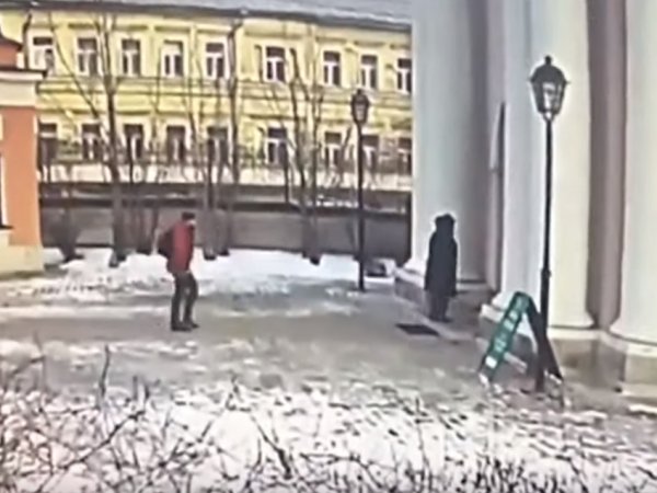 Видео нападения мужчины на храм в Москве появилось в Сети