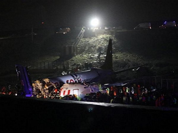 В аэропорту Стамбула самолет совершил жесткую посадку: 1 погиб, 157 ранены