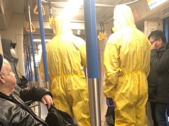 В столичном метро пассажиры в химзащите вызвали панику (ФОТО)