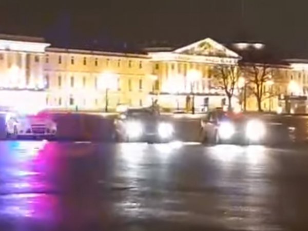 Гонки с полицией пьяного водителя по Дворцовой площади в Петербурге попали на видео