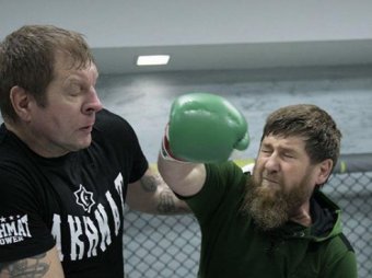 Бил жестко: фото боя Емельяненко с Кадыровым появились в Сети
