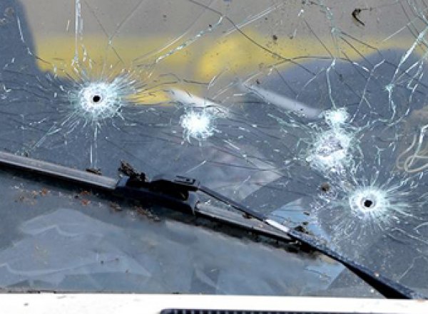 В Москве в автосалоне неизвестные обстреляли машины