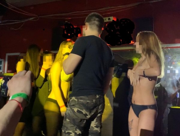 В ночном клубе Кемерово две девушки оголились ради бесплатной выпивки (ФОТО)