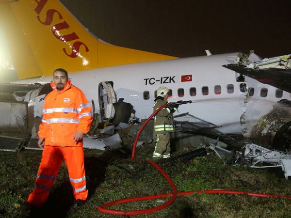 Фото и видео с места крушения самолета в Стамбуле появились в Сети