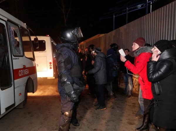 "Корономайдан": под Полтавой украинцы забросали кирпичами своих граждан, эвакуированных из Китая