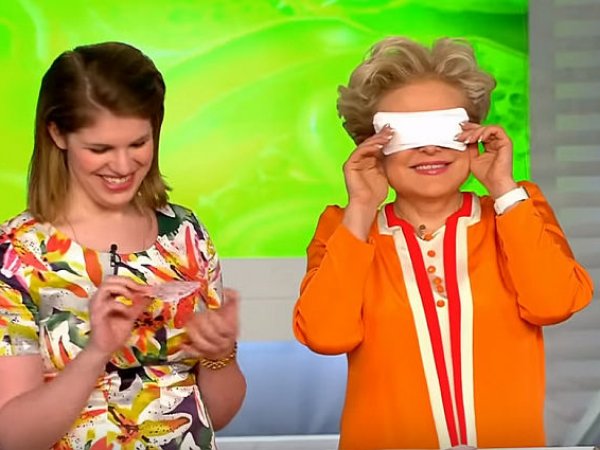 "Защита от коронавируса": Малышева с прокладкой на глазах стала мэмом в Сети (ВИДЕО)