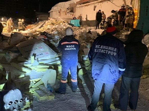 В  Новосибирске крыша кафе рухнула на посетителей: погибла девушка