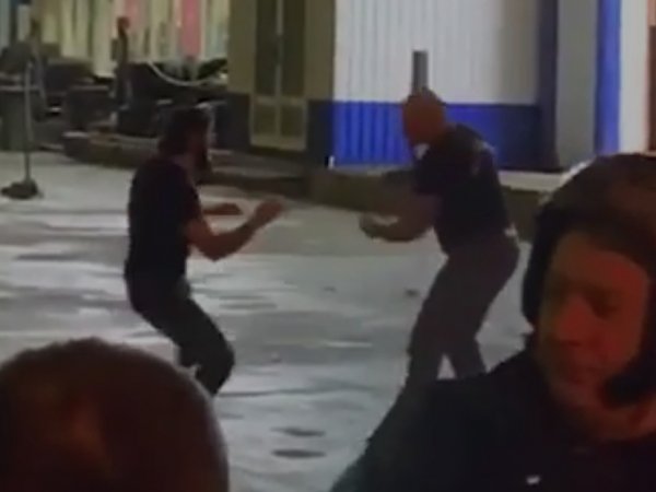 В Подольске посетитель устроил драку с охранником ресторана на глазах у полиции (ВИДЕО)