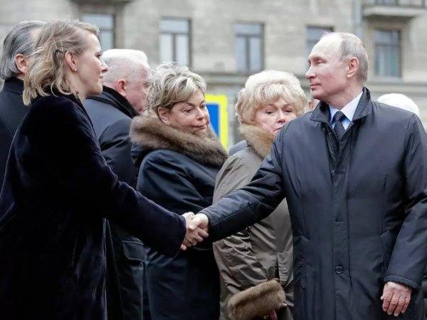 Видео рукопожатия Путина и Собчак у памятника ее отцу появилось в Сети