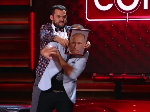 "Пока спит жена": комики Comedy Club показали, для чего дома нужен портрет Путина (ВИДЕО)