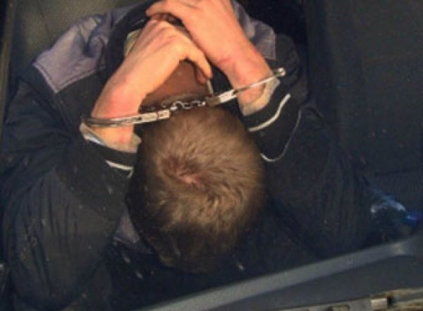 "Бил доской": пьяный полицейский в Подмосковье ограбил таксиста и разбил его машину