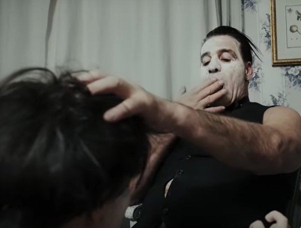 "Опозорили нацию": снявшихся в порноклипе солиста Rammstein россиянок затравили в Сети