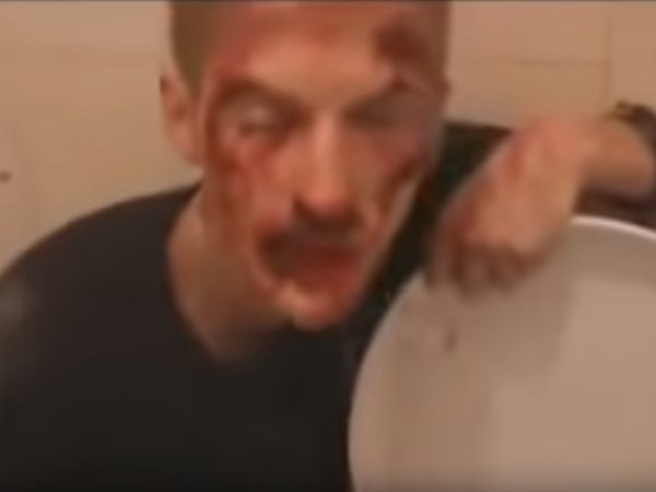 Видео жестокого избиения Павла Воли в туалете шокировало Сеть