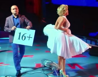 Развратная Михалкова позволила оператору залезть к себе под юбку на концерте Уральских пельменей (ВИДЕО)