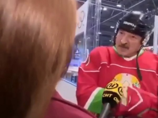 "Видишь суслика?":  Лукашенко с клюшкой против коронавируса стал мэмом