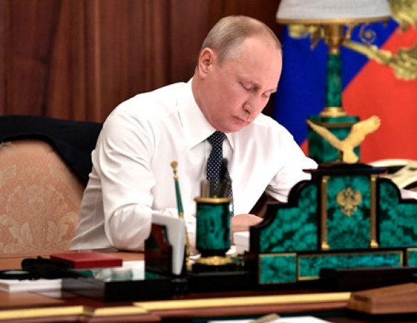 Путин подписал поправки в Конституцию, которые позволят ему сохранить власть до 2036 года