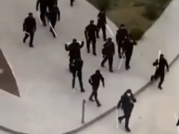СМИ: в Чечне люди в черном и с трубами в руках избивают нарушителей карантина (ВИДЕО)